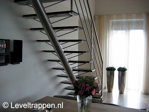 Middenboom design trap met granieten treden.