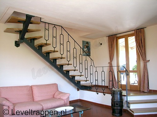 middenboom design trap met smeedijzeren traphek
